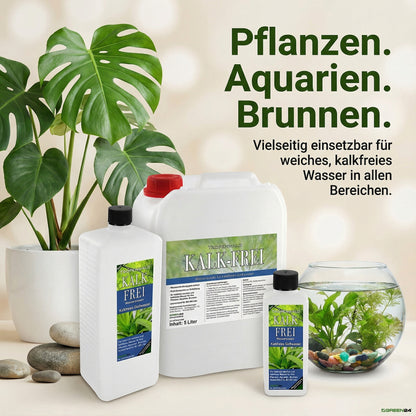 Herstellermotiv der Anti-Kalk-Serie mit Kanister und Flaschen neben Pflanze und Aquarium