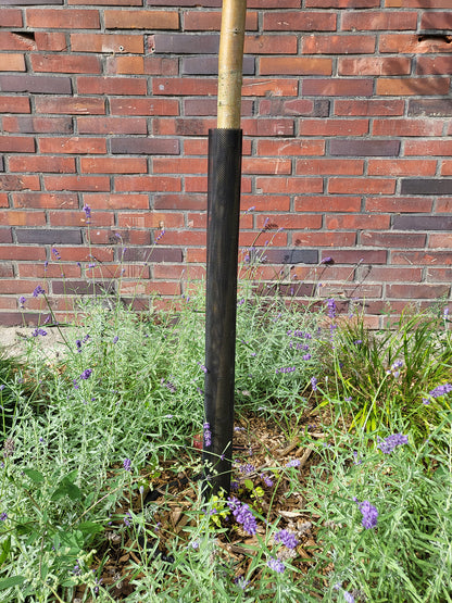Schwarze Mesh-Baumschutzmanschette 80 cm an einem jungen Baumstamm