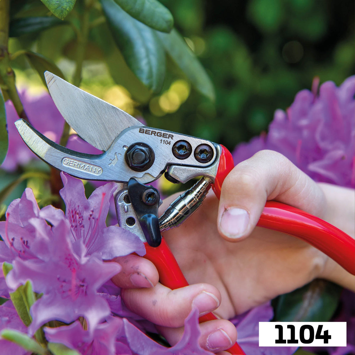 BERGER 1104 in der Hand beim Gehölzschnitt