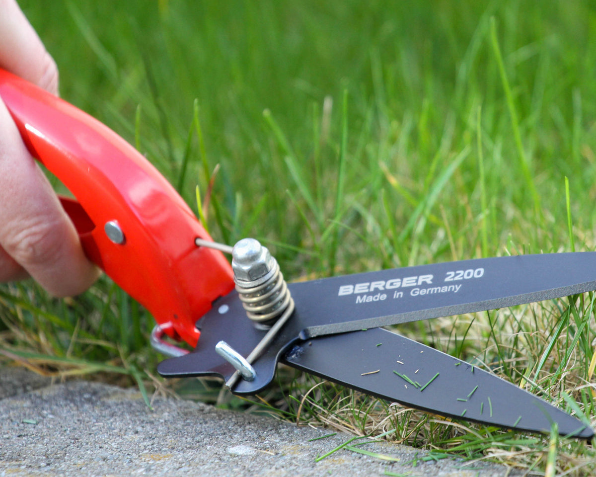 BERGER 2200 – cutting grass along a stone edge