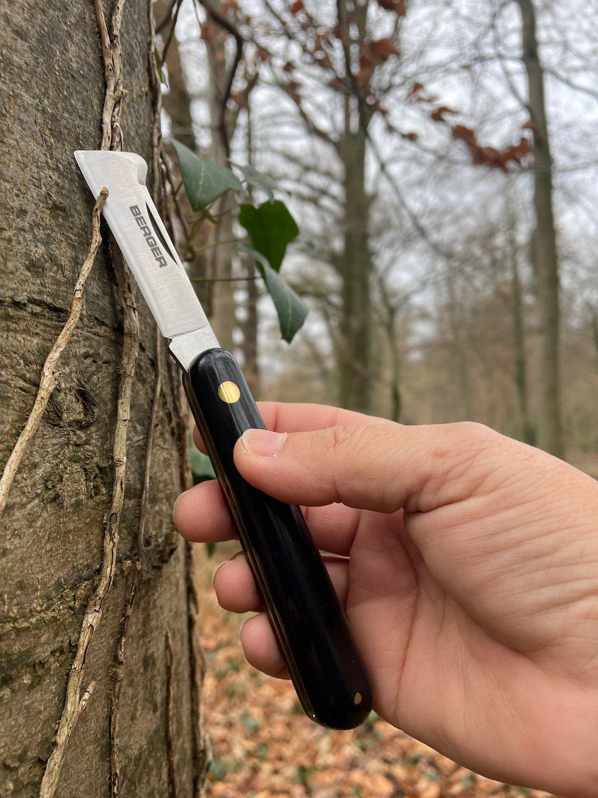 BERGER 3750 – budding knife held in hand