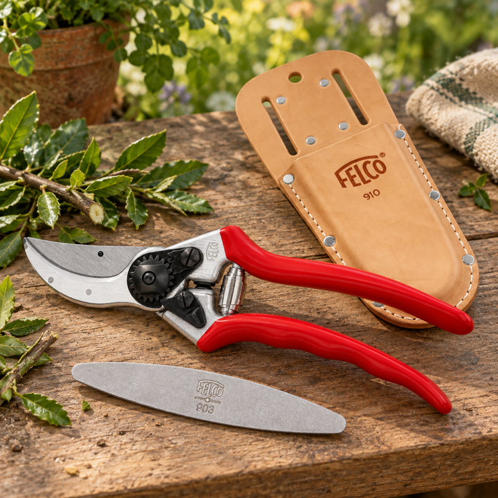 FELCO 2 mit Lederholster 910 und Schärfwerkzeug 903 als Zusammenstellungsbeispiel auf einem Gartentisch