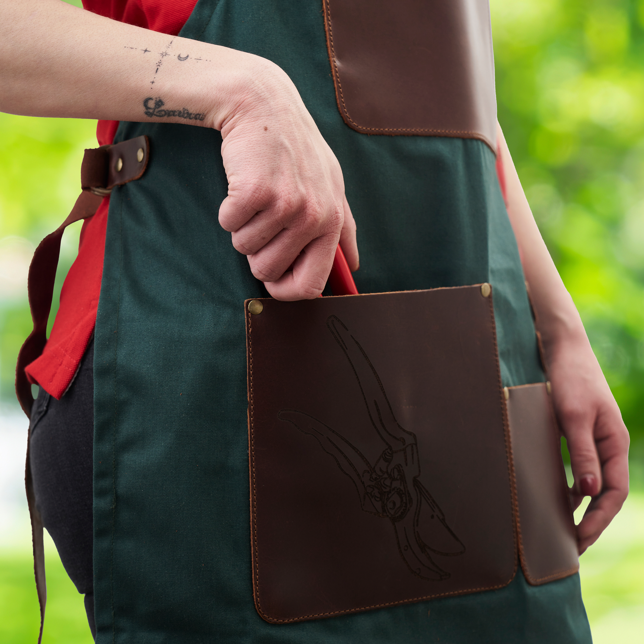 FELCO 490 Canvas and buffalo-leather gardening apron – original photograph in use