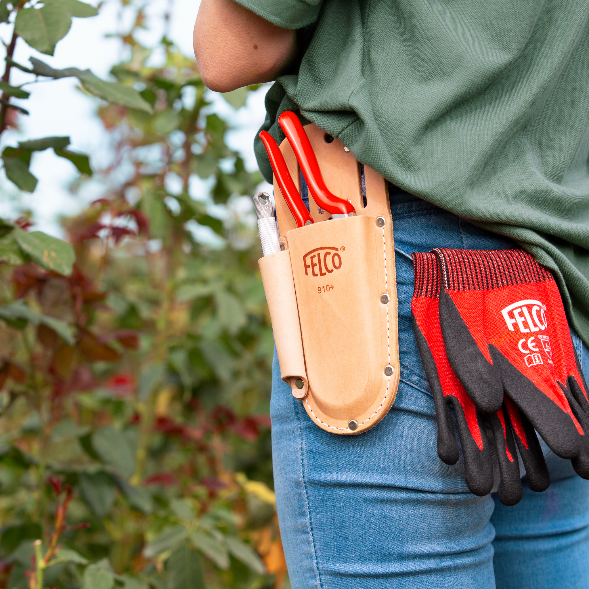 FELCO 910+ Leather holster with FELCO 903 pocket – original photograph in use