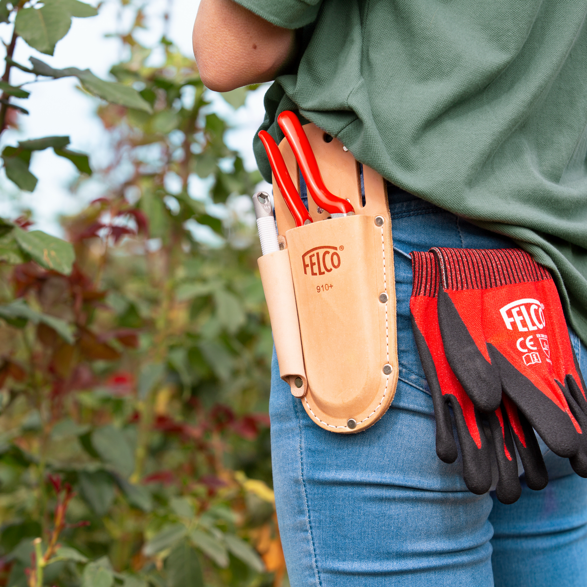 FELCO 910+ Lederholster mit Fach für FELCO 903 – Originalaufnahme bei der Verwendung