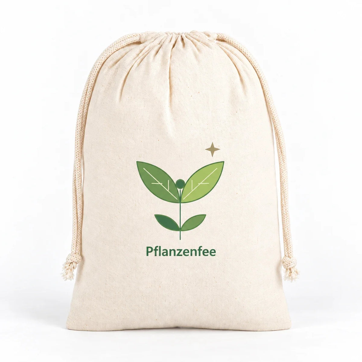Naturfarbener Kordelzugbeutel mit einer abstrakten Fee aus grünen Blättern und dem Schriftzug „Pflanzenfee“.