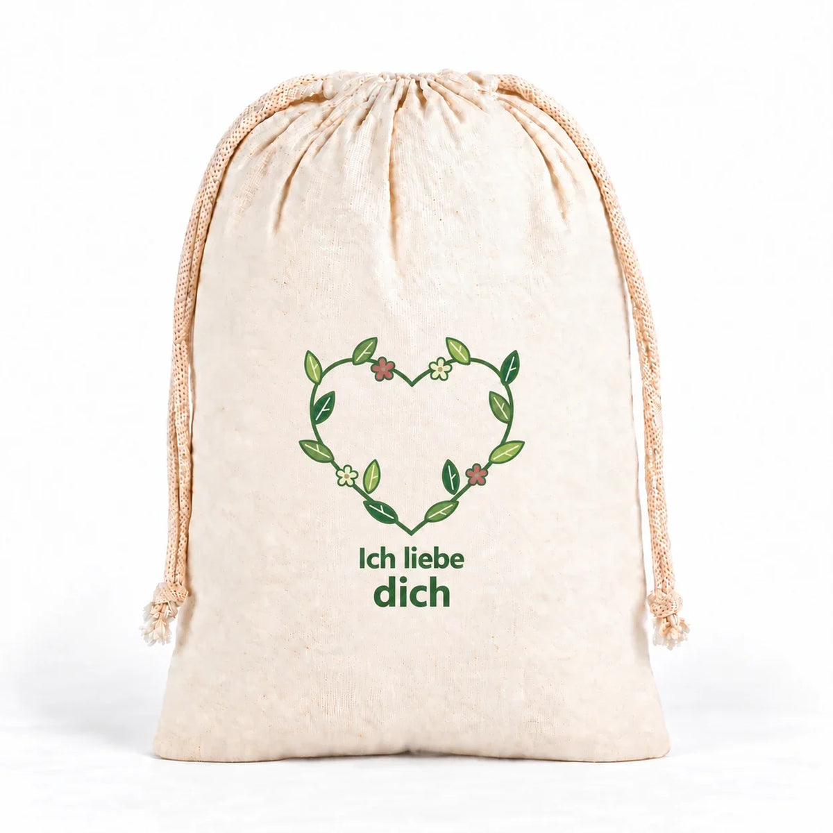 Naturfarbener Kordelzugbeutel mit offenem Herz aus grünen Blattzweigen und kleinen rosé- und cremefarbenen Blüten. Darunter steht „Ich liebe dich“.