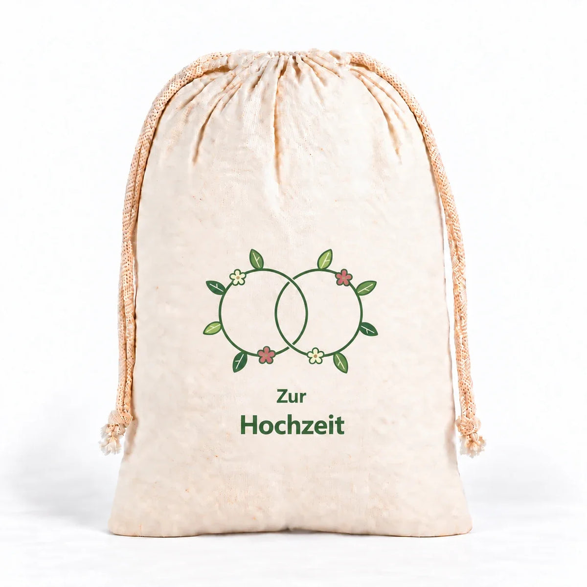 Naturfarbener Kordelzugbeutel mit zwei floral ineinander verbundenen Ringen und dem Schriftzug „Zur Hochzeit“.