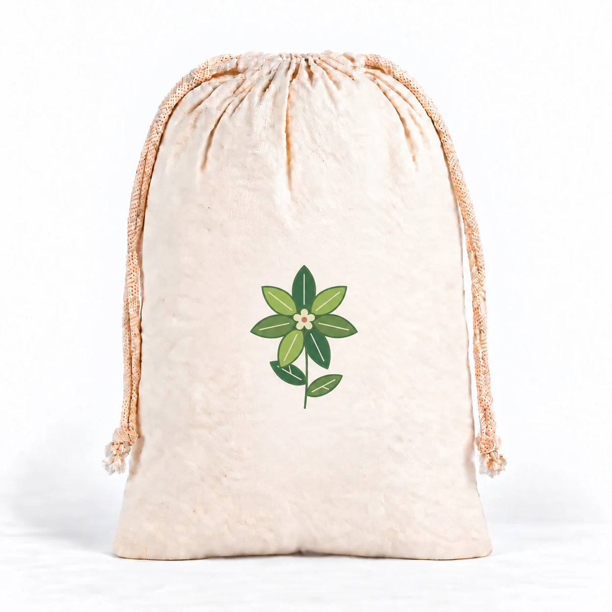 Naturfarbener Kordelzugbeutel mit einer stilisierten Blattblüte aus sieben grünen Blattpetalen, heller Blütenmitte, kleinem Rosépunkt und zwei Stielblättern. Kein Schriftzug.
