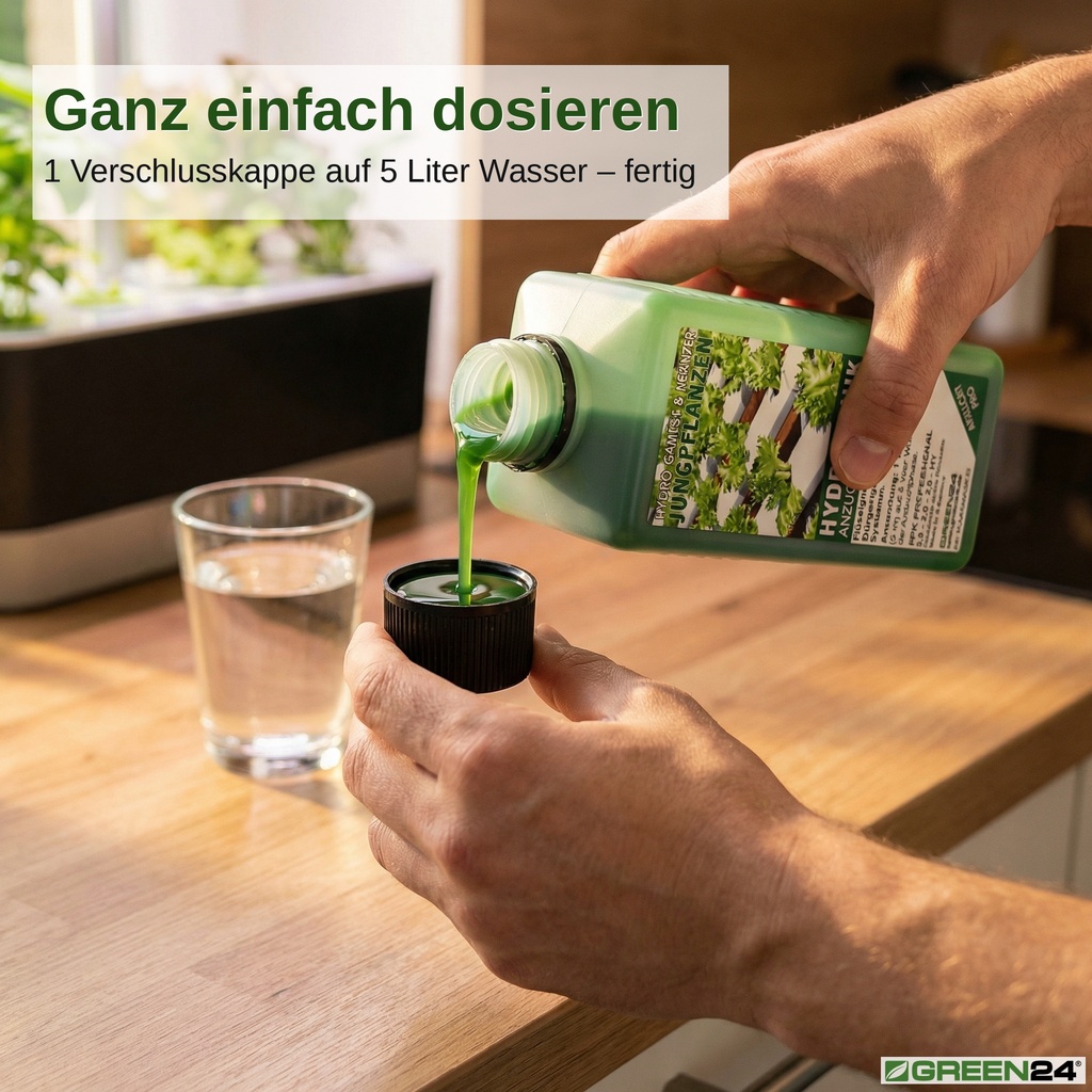 Hydro-Anzucht Konzentrat mit der schwarzen Verschlusskappe als Messbecher, grüne Nährlösung